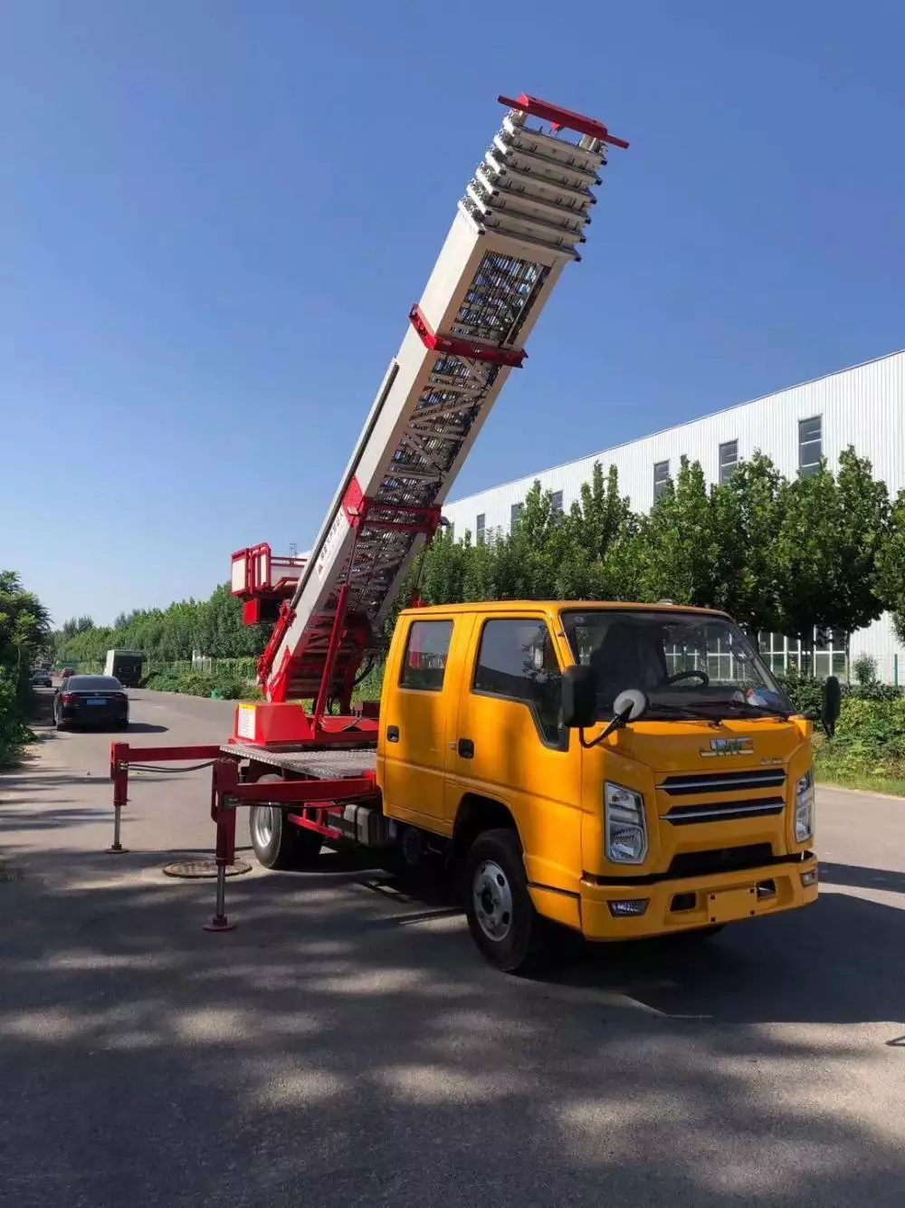 涞源县附近的云梯车出租服务：轻松解决高空作业需求